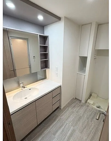 HARUMI FLAG SUN VILLAGE C Building - Interior - ["Flooring", "Floor", "Plumbing fixture"]