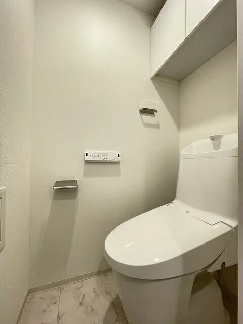 Comforia Liv Ueno - Interior - ["Toilet seat", "Toilet", "Plumbing fixture"]