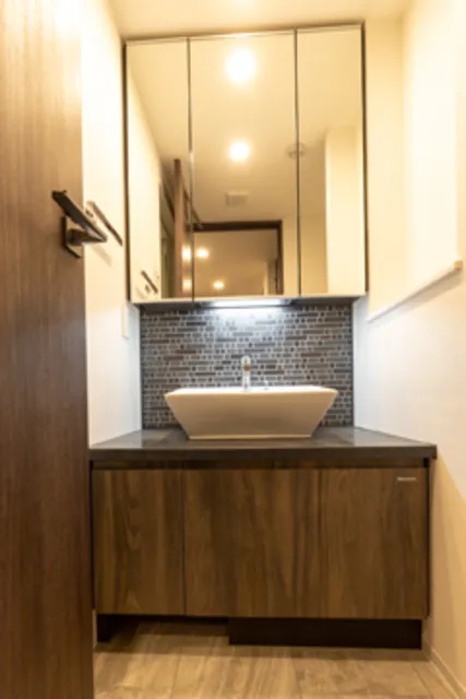 Green Residence Akasaka - Interior - ["Brown", "Mirror", "Tap"]