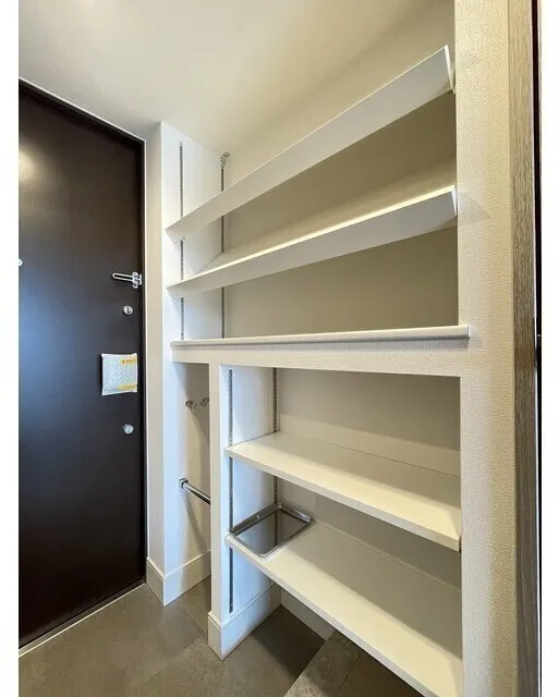 Stylio Kamata West - Interior - ["Wood", "Flooring", "Shelving"]