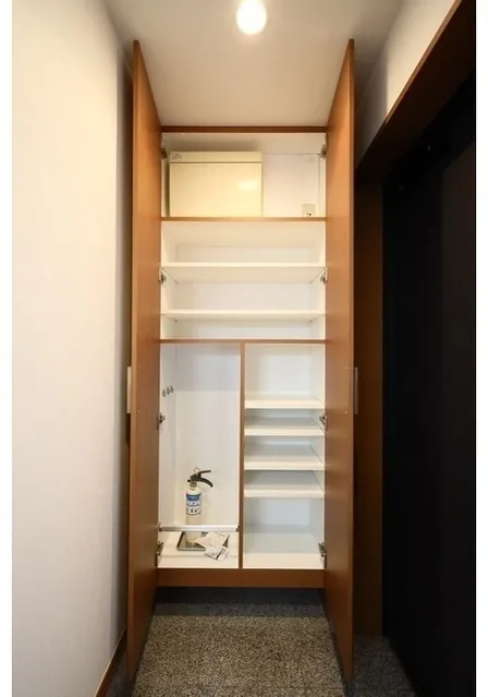 Rivere Ikebukuro - Interior - ["Wood", "Interior design", "Flooring"]