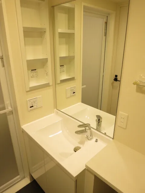 A-Standard Shibaura - Interior - ["Mirror", "Sink", "Tap"]