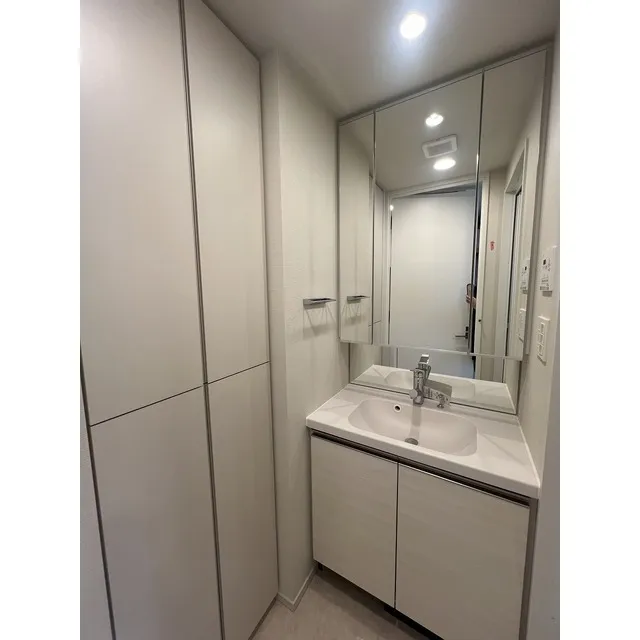 Orchid Residence Shibuya Tomigaya - Interior - ["Mirror", "Sink", "Tap"]