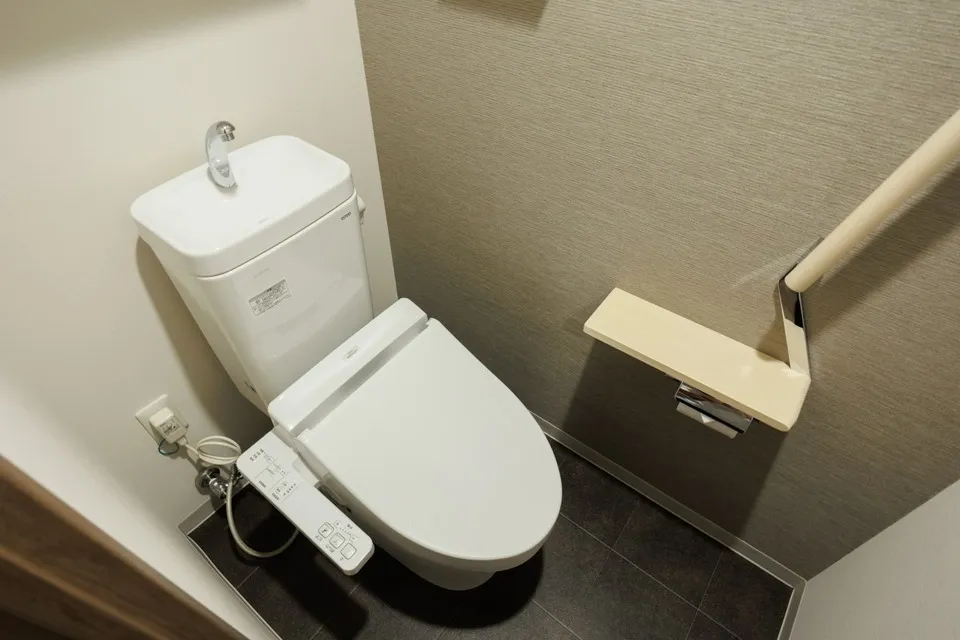 Hmlet Shinjuku Tower - Interior - ["Toilet seat", "Toilet", "Plumbing fixture"]