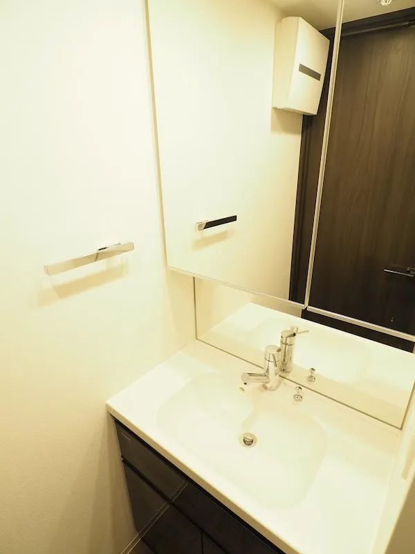 La Class Kamata II - Interior - ["Mirror", "Tap", "Bathroom cabinet"]