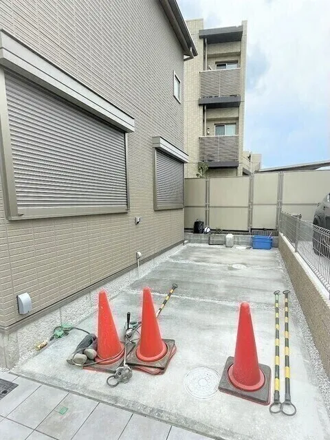 Bell Clair Nakamachi - Exterior - ["Window", "Road surface", "Cone"]