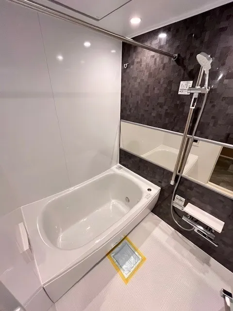Residia Shiba Daimon II - Interior - ["Bathtub", "Plumbing fixture", "Flooring"]