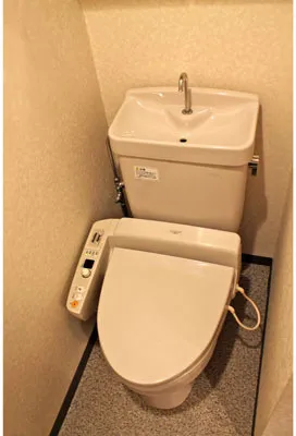 Toshin Phoenix Shimomeguro - Interior - ["Toilet seat", "Toilet", "Plumbing fixture"]