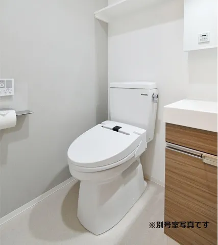 Makes Design Monzen-Nakacho River Place - Interior - ["Toilet seat", "Plumbing fixture", "Toilet"]