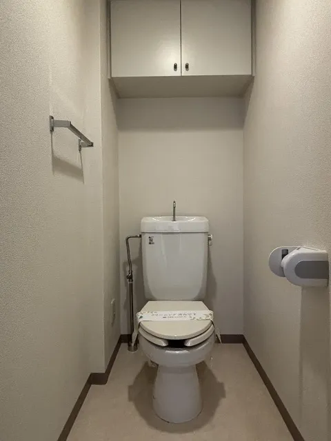 Crest Izumi - Interior - ["Toilet seat", "Plumbing fixture", "Bathroom"]