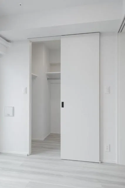 BRICK RESIDENCE Minamiaoyama - Interior - ["Fixture", "Wall", "Automotive exterior"]