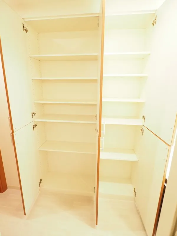 Residia Bunkyo Sengoku 2 - Interior - ["Furniture", "Shelf", "Fixture"]
