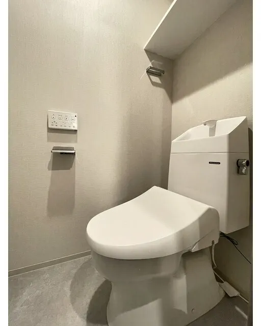 Well Square Yawata-Yama - Interior - ["Toilet seat", "Plumbing fixture", "Toilet"]