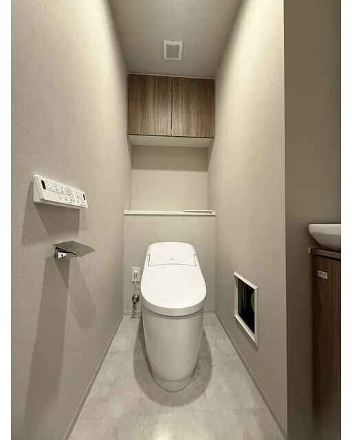 Wellis Urban Sumiyoshi West - Interior - ["Toilet seat", "Toilet", "Flooring"]