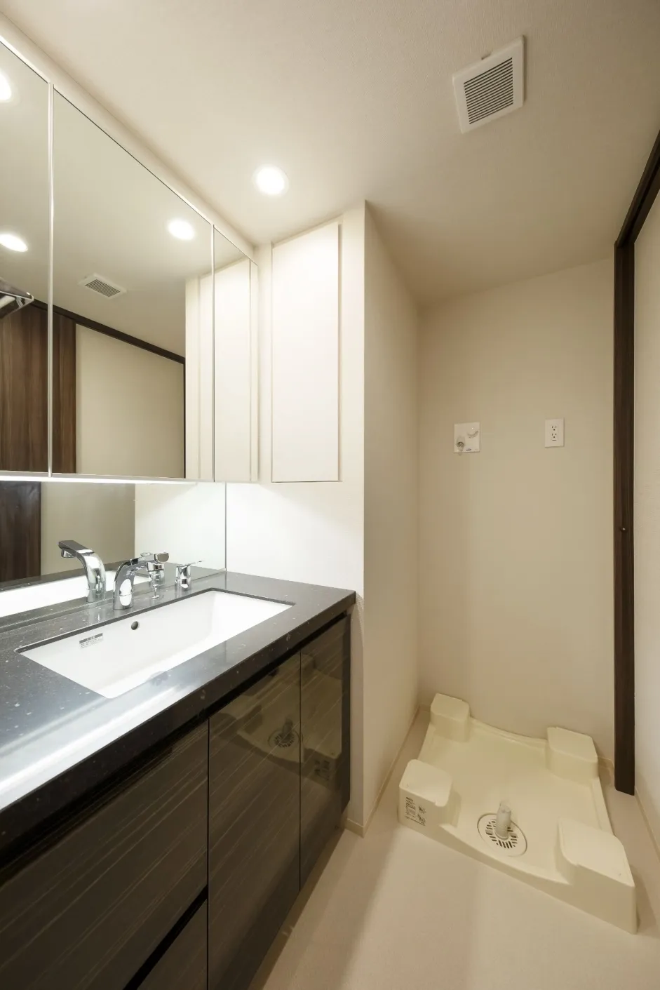 Doue Waseda - Interior - ["Sink", "Tap", "Bathroom cabinet"]