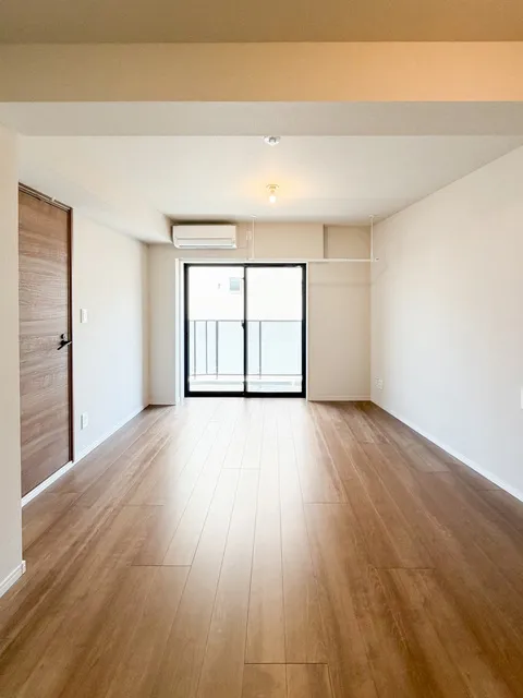 Preasvelta Minowa - Interior - ["Flooring", "Wood", "Floor"]