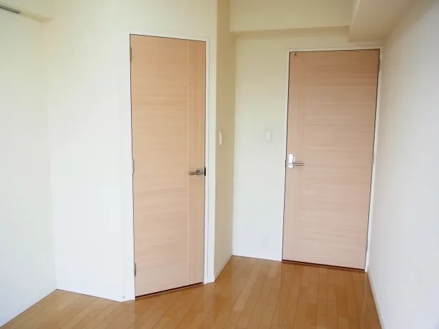 Esty Maison Oshima - Interior - ["Fixture", "Wood", "Door"]
