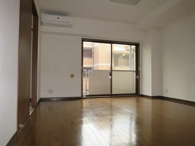Sun Place Hayami - Interior - ["Building", "Fixture", "Door"]
