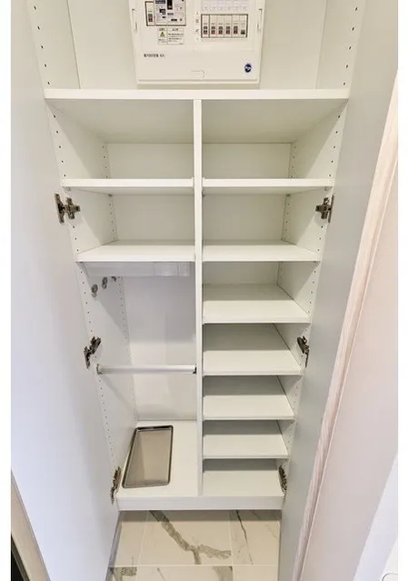 Comforia Liv Monzen-Nakacho East - Interior - ["Cupboard", "Household hardware", "Cabinetry"]
