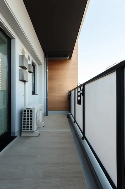 El Sereno Yokohama - Interior - ["Composite material", "Balcony", "Metal"]