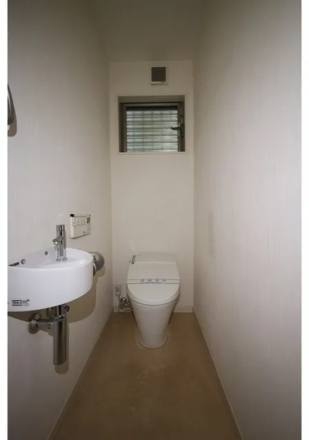 1-24-15 Yoyogi, Shibuya-Ku, Tokyo - Interior - ["Toilet seat", "Plumbing fixture", "Wall"]