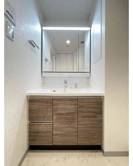 Comforia Liv Bunkyo Gokokuji - Interior - ["Flooring", "Bathroom cabinet", "Floor"]