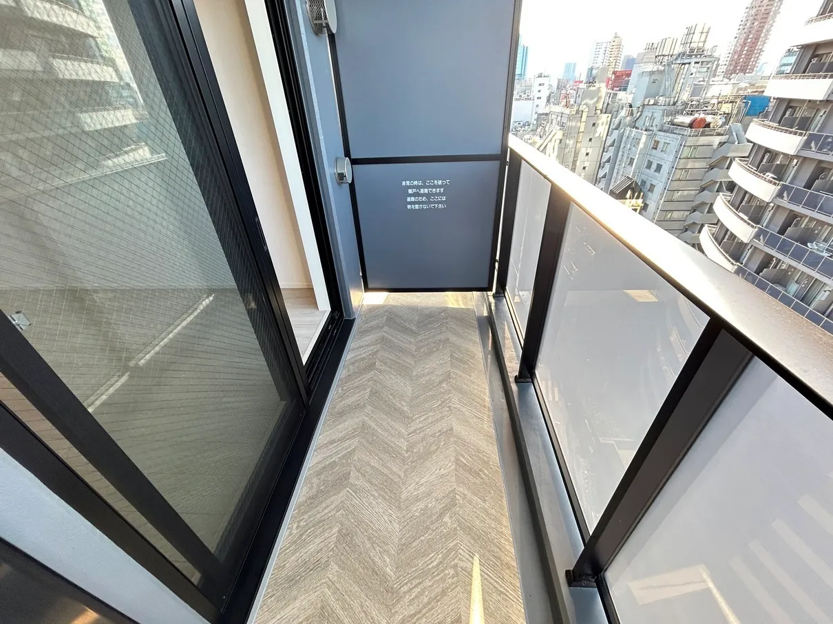 Lefon Livent Ikebukuro - Interior - ["Glass", "Floor", "Composite material"]
