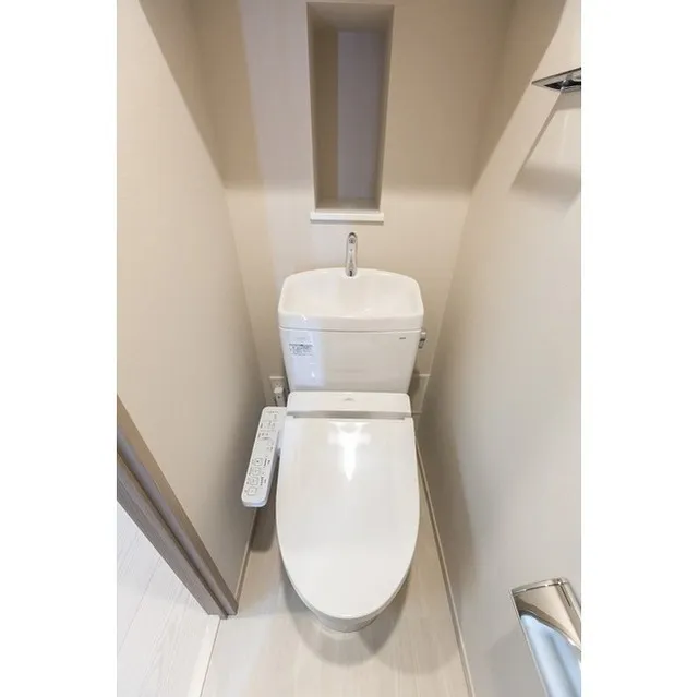 Demes Kiba - Interior - ["Plumbing fixture", "Toilet seat", "Toilet"]