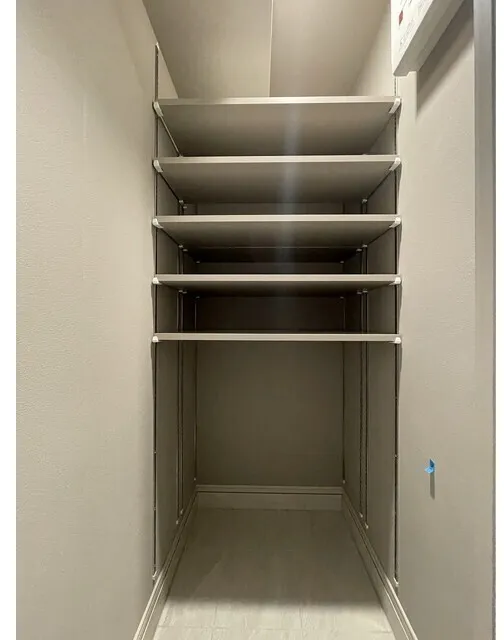 Baus Flats Kuramae - Interior - ["Shelving", "Flooring", "Shelf"]