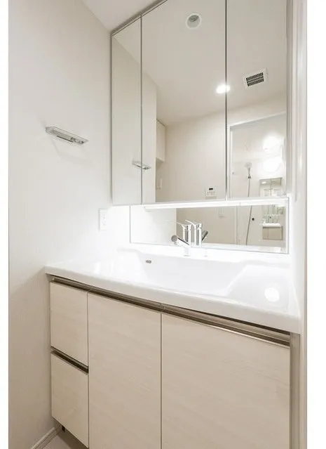 Comforia Higashiueno - Interior - ["Flooring", "Bathroom Sink", "Sink"]