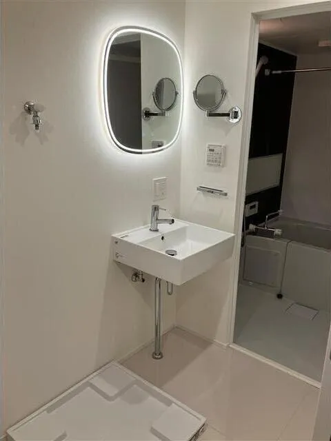 SOLASIAresidenceToritsu University - Interior - ["Mirror", "Tap", "Plumbing fixture"]