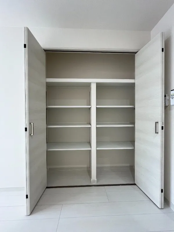 Mare Nishi-Sugamo - Interior - ["Wood", "Flooring", "Shelving"]