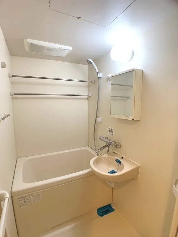 Due Sugamo - Interior - ["Plumbing fixture", "Flooring", "Floor"]