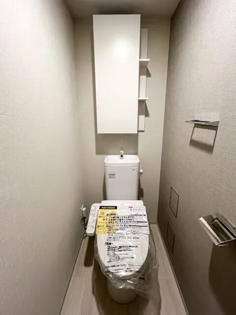 Royal Parks Ariake - Interior - ["Toilet seat", "Toilet", "Plumbing fixture"]
