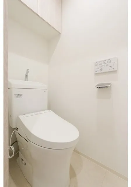 Comforia Live Kiba - Interior - ["Toilet seat", "Plumbing fixture", "Toilet"]