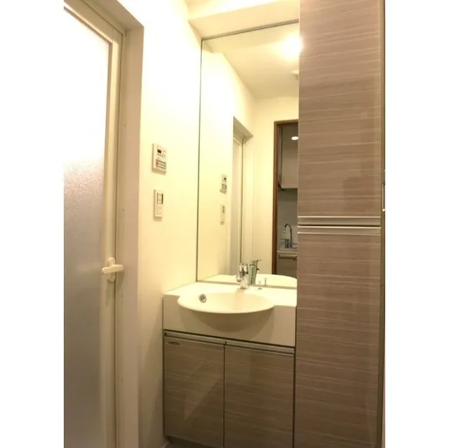 Laurier Ginza - Interior - ["Mirror", "Sink", "Bathroom sink"]