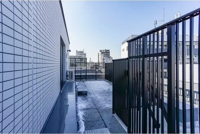 Due Machiya - Interior - ["Rectangle", "Sky", "Fence"]