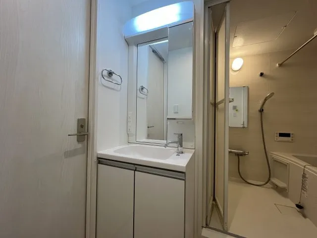El Faro Otsuka IV - Interior - ["Mirror", "Tap", "Sink"]