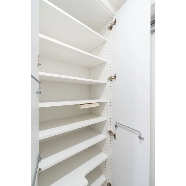 Comforia Oji - Interior - ["Fixture", "Wood", "Door"]