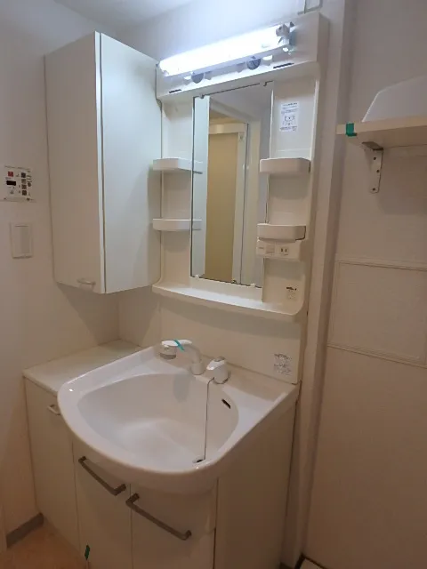 Nihonbashi First Residence - Interior - ["Tap", "Plumbing fixture", "Mirror"]