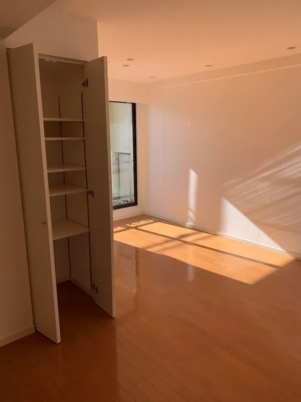 Residence Mishuku - Interior - ["Wood", "Flooring", "Floor"]