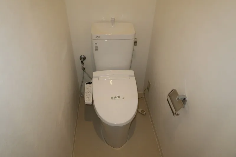 House Yukiya - Interior - ["Toilet seat", "Toilet", "Plumbing fixture"]