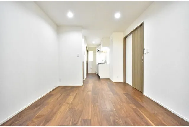 Covent Garden - Interior - ["Flooring", "Wood flooring", "Floor"]