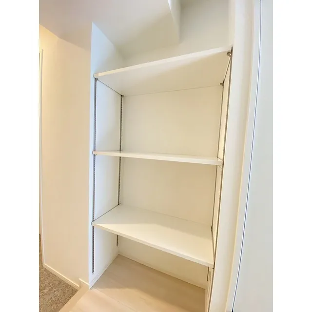 LIBR GRANT Haneda - Interior - ["Furniture", "Shelving", "Shelf"]