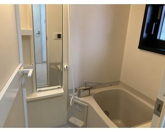 Twin Coat - Interior - ["Bathtub", "Plumbing fixture", "Fixture"]