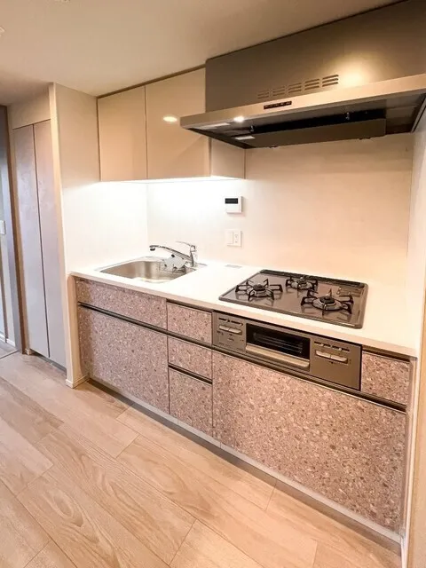 Royal Parks Ariake - Interior - ["Major appliance", "Kitchen", "Flooring"]