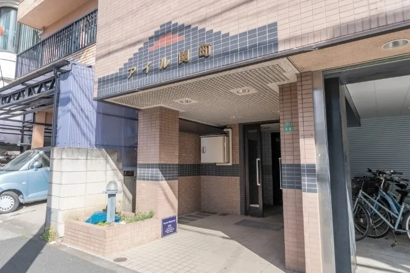 Isle Sekimachi - Exterior - ["Facade", "Door", "Composite material"]
