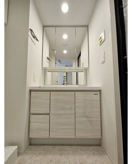 AIFLAT Yoyogi Uehara - Interior - ["Flooring", "Bathroom Sink", "Bathroom cabinet"]