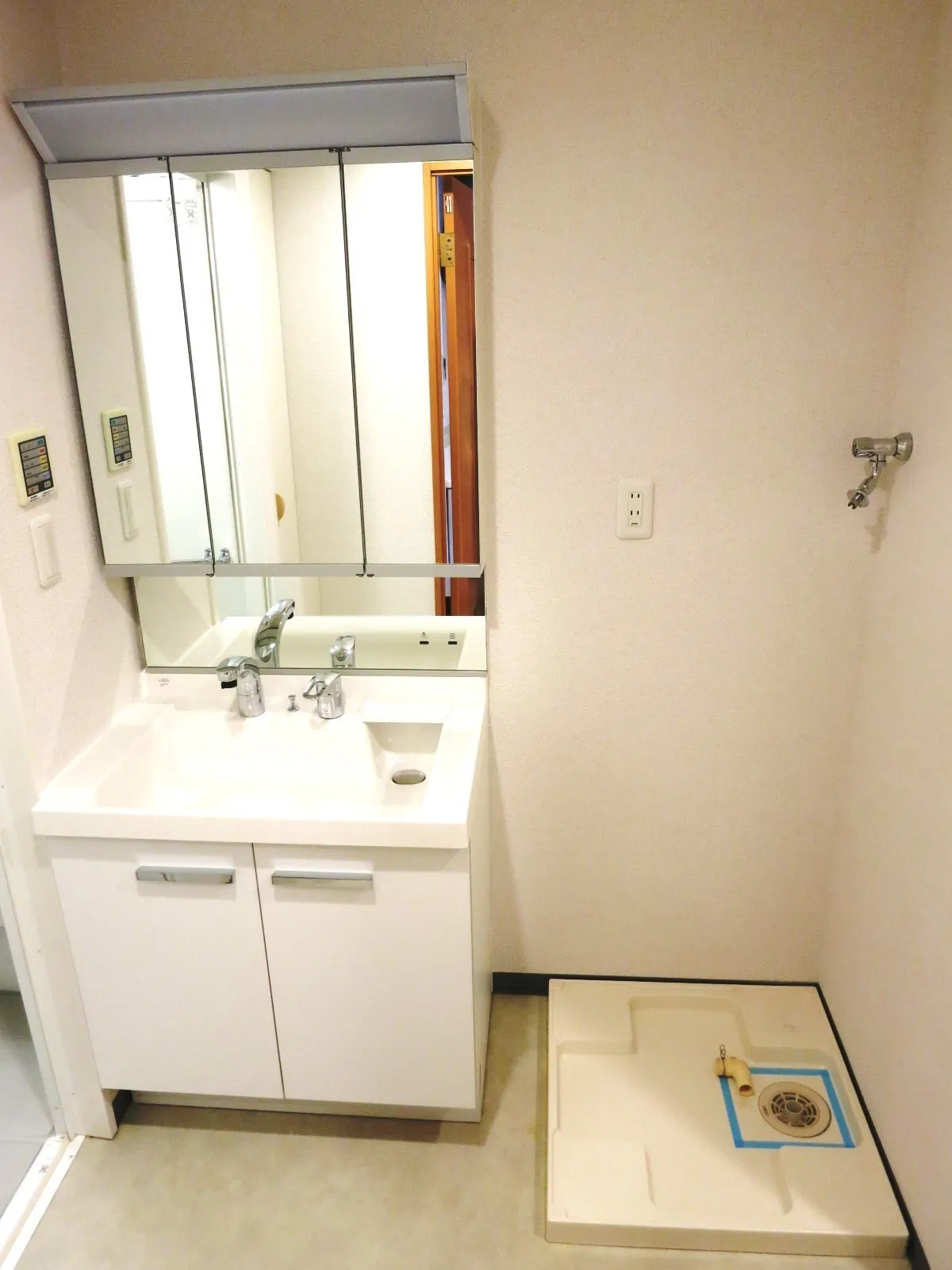 Pacific Court Meguro Minami - Interior - ["Plumbing fixture", "Flooring", "Sink"]