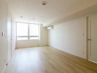 River City 21 East Towers II - Interior - ["Window", "Fixture", "Building"]